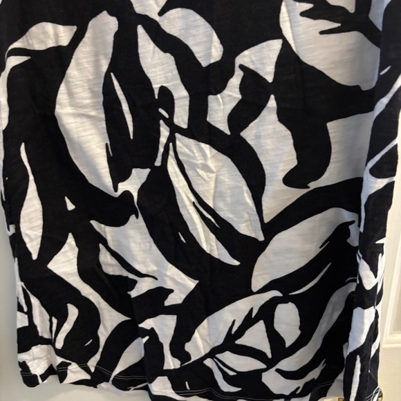 Chico's Black & White Geometric Pattern Top Size 1 (M) - Picture 4 of 7